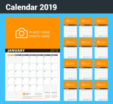 Duvar takvimi planlayıcısı 2019 yıl için. Vektör tasarım fotoğraf ve notlar için yazdırma şablonu. Ayın evreleri. Hafta Pazar günü başlar. 12 ay kümesi