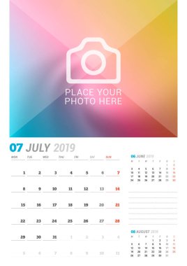 Temmuz 2019. Duvar takvimi planlayıcısı şablonu. Vektör tasarım yer için fotoğraf yazdırma şablonu. Hafta Pazartesi günü başlar. Sayfa 3 ay