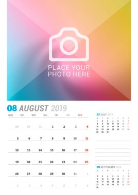 Ağustos 2019. Duvar takvimi planlayıcısı şablonu. Vektör tasarım yer için fotoğraf yazdırma şablonu. Hafta Pazartesi günü başlar. Sayfa 3 ay