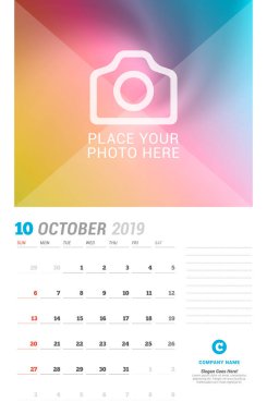 Ekim 2019. Duvar takvimi planlayıcısı şablonu. Vektör tasarım yer için fotoğraf yazdırma şablonu. Hafta Pazar günü başlar