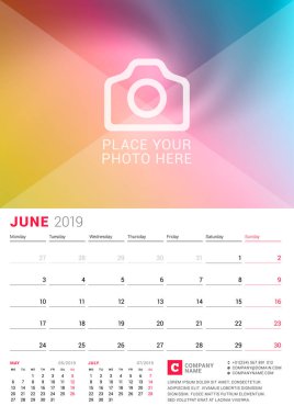 Duvar takvimi için Haziran 2019. Vektör tasarım yer için fotoğraf yazdırma şablonu. Hafta Pazartesi günü başlar