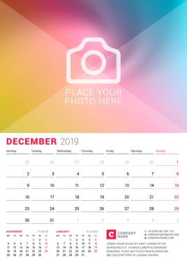 Duvar takvimi için Aralık 2019. Vektör tasarım yer için fotoğraf yazdırma şablonu. Hafta Pazartesi günü başlar