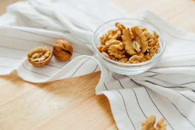 Hayat: kabuktaki cevizler mutfak masasında yatıyor..