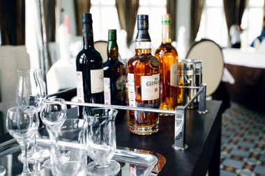 Rusya - Haziran 2020: Sert alkollü içkiler ve yakın plan bardaklar. Viski ve konyak şişeleri. Cuma akşamı..