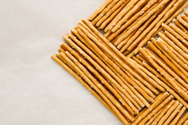 Tuzlu çubuklar arka planda, üst tarafta. Fast food.