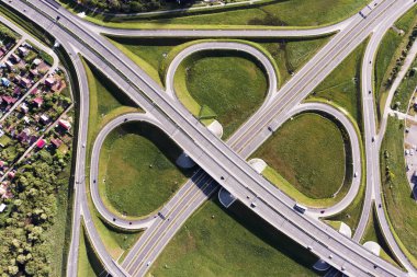 Çok katlı çevre yolu, trafik akışının kesiştiği yer. Hava görüntüsü. Rusya, Kalininingrad.