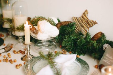 Noel ve yeni yıl için şenlik masası. Yumuşak odak.