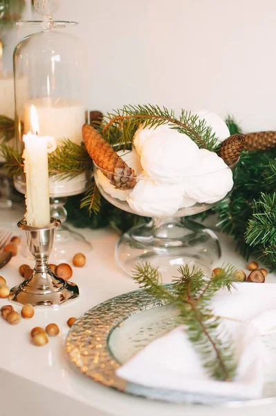 Cenário Mesa Festiva Para Natal Ano Novo Marshmallows Brancos Doces — Fotografia de Stock