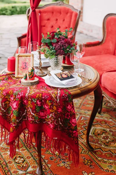 Ulusal Rus tarzında şenlik masası. Olayların dekor ve dekorasyonunda kırmızı renk.
