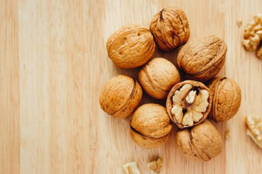 Ahşap yüzeyde soyulmamış ceviz, yakın plan. Yukarıdan bak. Yemek fotoğrafı. Seçici odak.