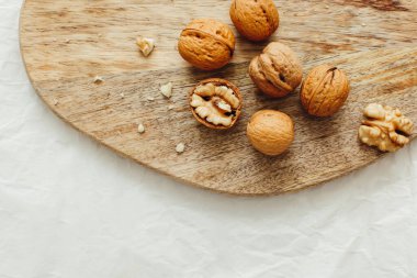 Ahşap bir yüzeyde kabuksuz ceviz, yakın plan. Sebze proteini, diyet ürünü. Seçici odak.
