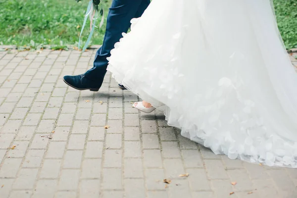 Casal Está Andando Longo Estrada Uma Direção Pernas Noiva Noivo — Fotografia de Stock