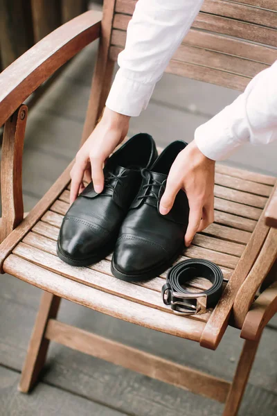 Man Neemt Zwarte Schoenen Met Zijn Handen Bruidegom Ochtend Mannenmodeconcept — Stockfoto