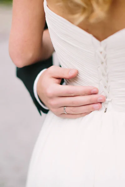 Groom Embrasse Taille Mariée Main Avec Bague Mariage Gros Plan — Photo