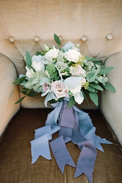 Ramo Nupcial Con Flores Blancas Vegetación Cintas Grises Azules Estilo — Foto de Stock