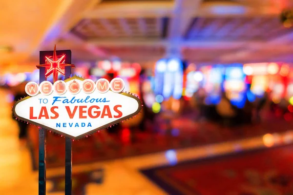 Beroemde Las Vegas Sign Night Met Casino Wazig Achtergrond — Stockfoto