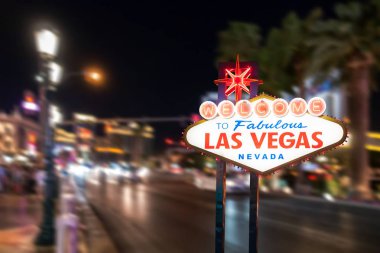 Ünlü Las Vegas işareti ile Las Vegas gece arka plan bulanık.