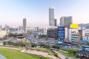 Seul Güney Kore 'nin Heunginjimun Dongdaemun kapısındaki şehir manzarası.