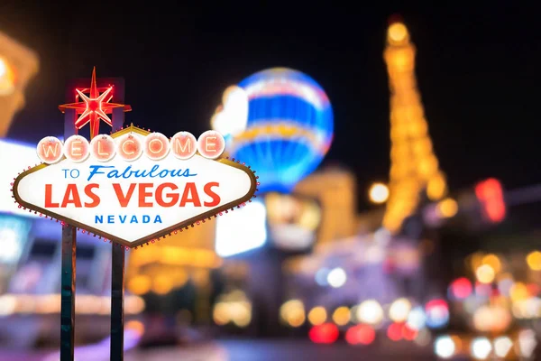Ünlü Las Vegas işareti ile Las Vegas Cityscape gece arka plan bulanıklık.