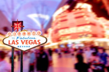 Ünlü Las Vegas işareti ile Las Vegas Cityscape gece arka plan bulanıklık.