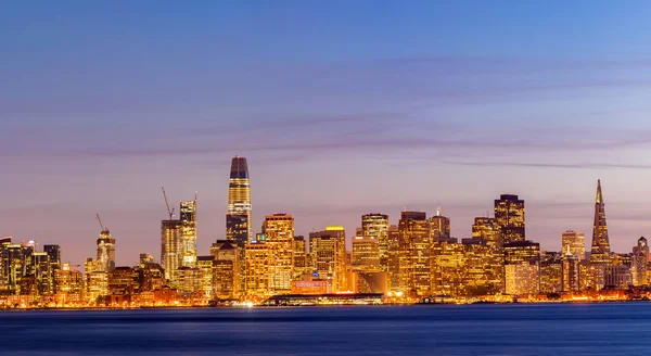 San Francisco şehir manzarası Treasure Island, California, günbatımı, ABD üzerinden alacakaranlıkta. Panorama