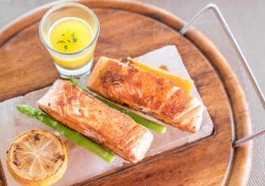 Limon soslu ızgara Atlantik somonu
