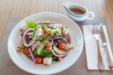 Ev yapımı sonbahar elma ceviz ıspanak salatası peynir ve Japon susam sos ile