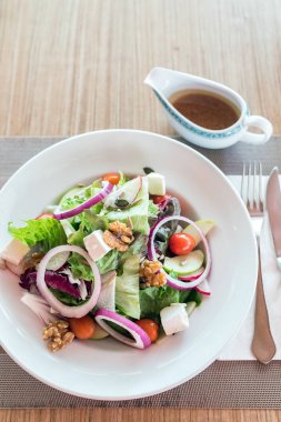 Ev yapımı sonbahar elma ceviz ıspanak salatası peynir ve Japon susam sos ile