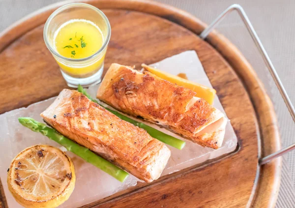 Limon soslu ızgara Atlantik somonu