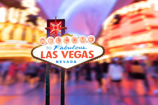 Знаменитый знак Лас-Вегаса ночью с размытым фоном Лас-Вегаса . Стоковое Фото