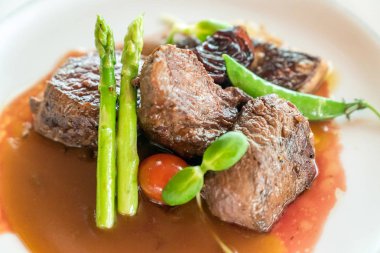 Et suyu sosu ile domuz pirzolası