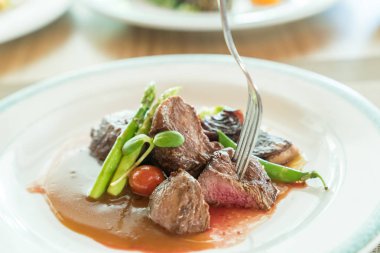 Et suyu sosu ile domuz pirzolası