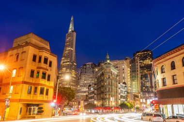 San Francisco şehir merkezi alacakaranlıkta San Francisco, California, ABD 'deki Çin kasabasından.