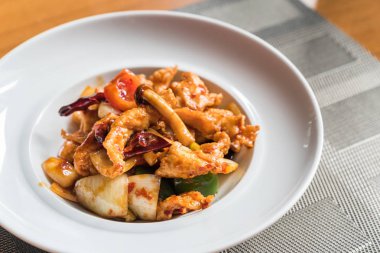 Kızarmış tavuk, kaju, baharatlı Tayland mutfağı.