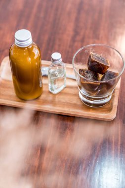 Kahve küpü Latte, buzlu kahve ve sütlü..