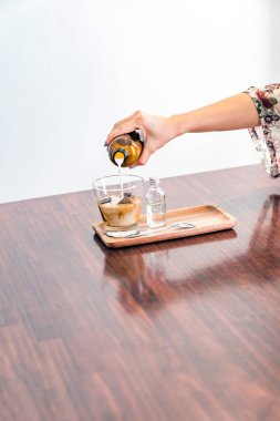 Kahve küpü Latte, buzlu kahve ve sütlü..