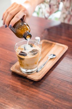 Kahve küpü Latte, buzlu kahve ve sütlü..