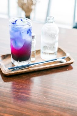 Kelebek bezelye buz sunucusu ve soda.