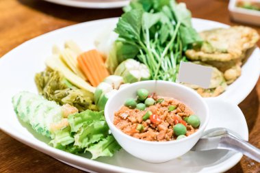 Chili Sos Yengeç Yapıştır taze sebze ile