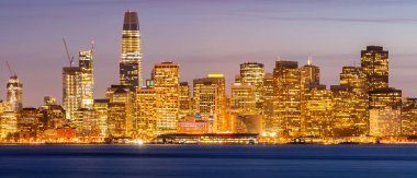 San Francisco şehir manzarası Treasure Island, California, günbatımı, ABD üzerinden alacakaranlıkta. Panorama