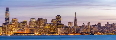San Francisco şehir manzarası Treasure Island, California, günbatımı, ABD üzerinden alacakaranlıkta. Panorama