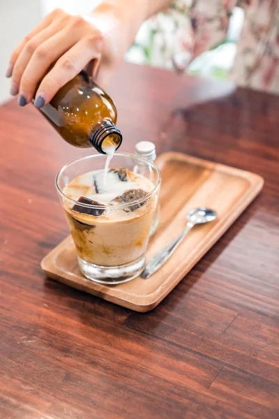 Kahve küpü Latte, buzlu kahve ve sütlü..