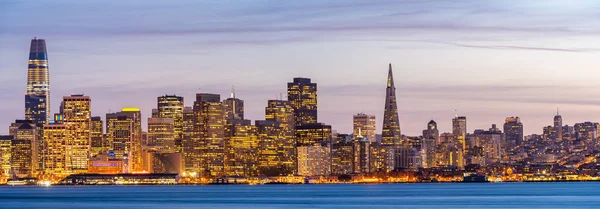 San Francisco Centrum Skyline Skumringen Fra Treasure Island Californien Solnedgang - Stock-foto