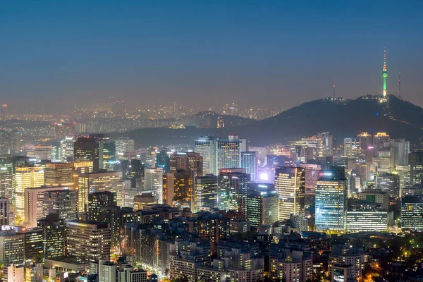 首尔城市景观与韩国首尔塔的空中日落和夜景 — 图库照片