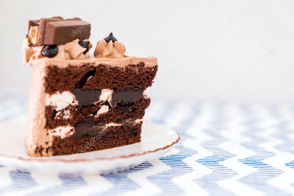 chocolate cake top with dark chocolate bar