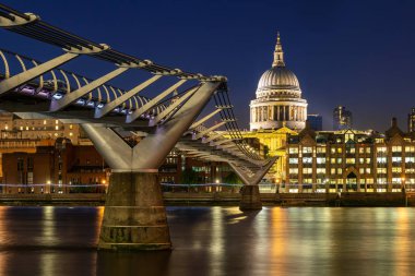 Londra İngiltere'de millennium Köprüsü günbatımı twilight ile St paul Katedrali. 