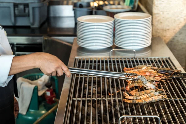 Kuchař Vaření Grilované Krevety — Stock fotografie