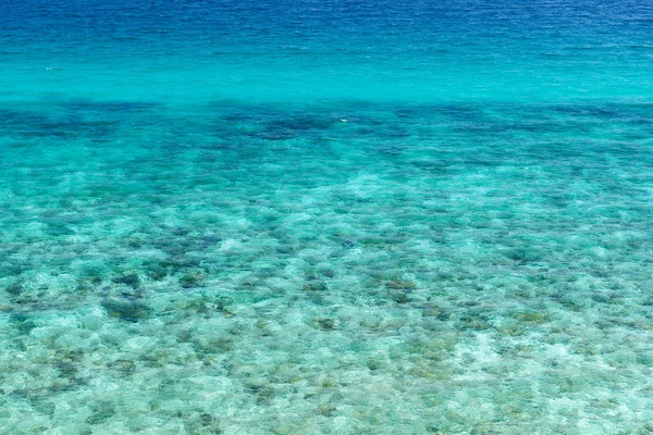 夏季安达曼海印度洋透明浅绿色海水表面和岩石的顶部景观 — 图库照片