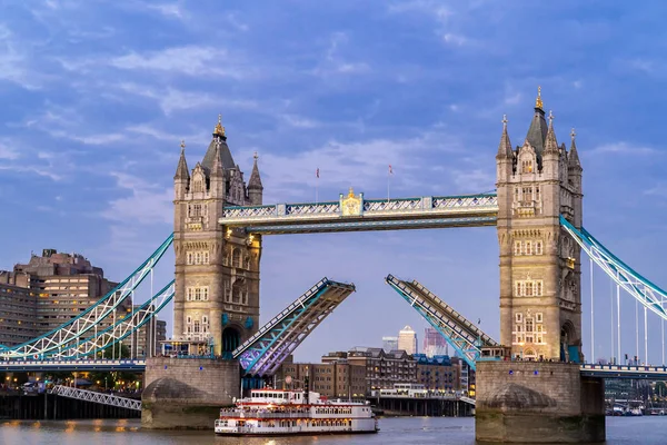London Tower Bridge Ανασηκώνοντας Ηλιοβασίλεμα Σούρουπο Λονδίνο Ηνωμένο Βασίλειο — Φωτογραφία Αρχείου