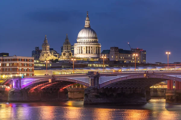 圣保罗大教堂与泰晤士河日落黄昏在伦敦英国 — 图库照片